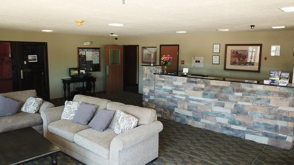 Prairie Inn Vermillion Exterior photo