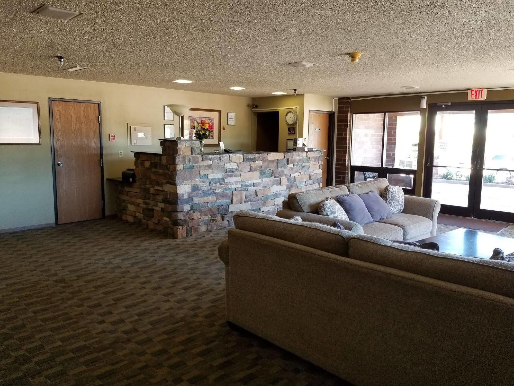 Prairie Inn Vermillion Exterior photo